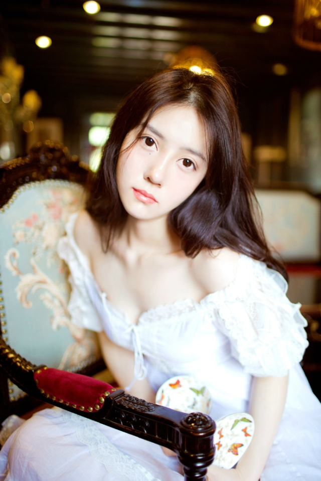 “吼~”伏德一把拔出了腿上的箭簇，身体一滚，滚进了对方的战船之中，手中钢刀一刀将两名江东战士的腿齐根斩断，这是他这辈子第一次，作为自己参战，无所谓忠诚，无所谓为谁而战，他只想为自己战一次，哪怕，是最后一次。
